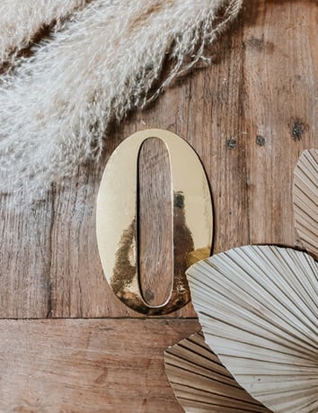 Gros plan sur le chiffre 0 du sticker chiffres doré pour décoration de fête