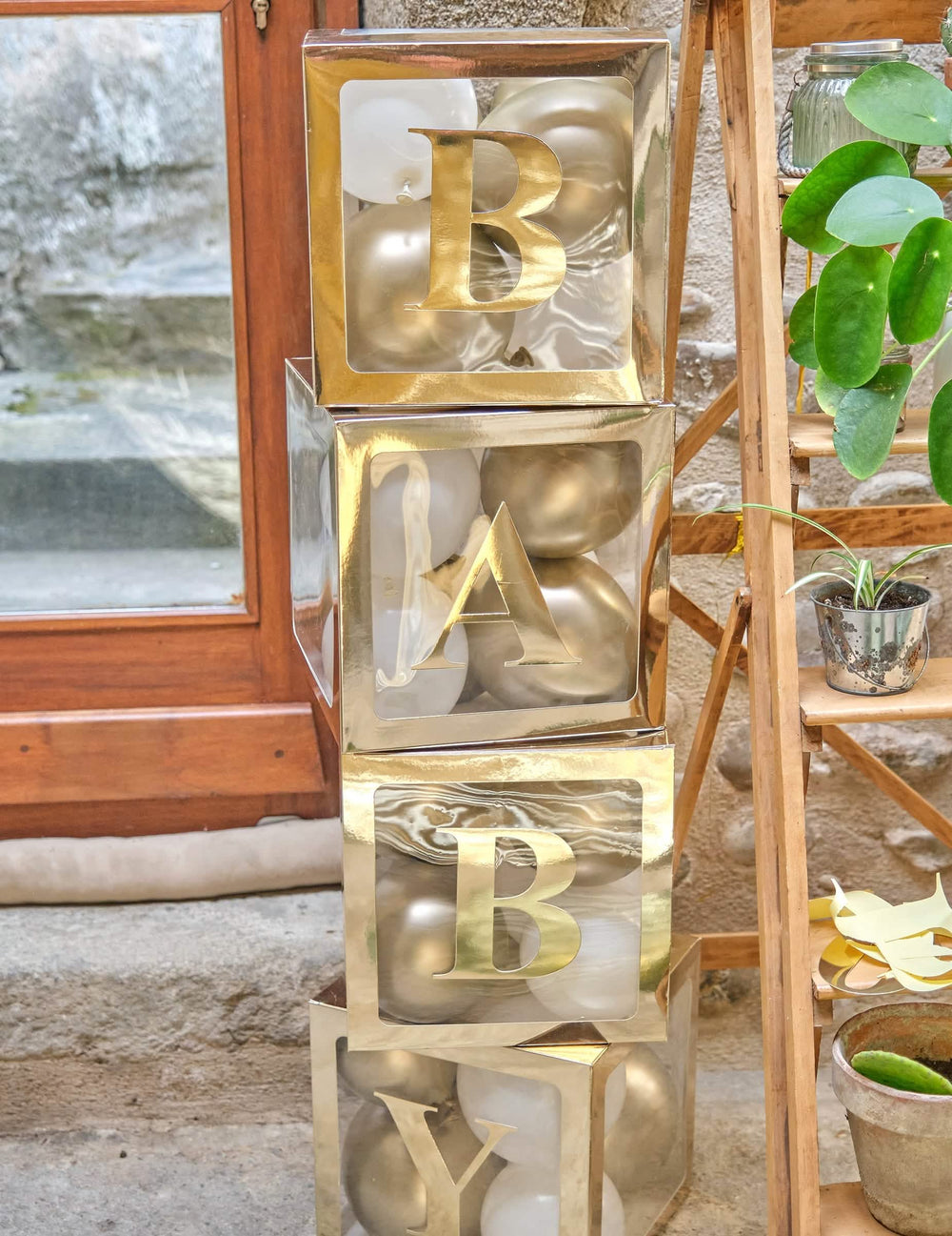 Postavitev na škatle z baloni z zlato nalepko baby za baby showerja