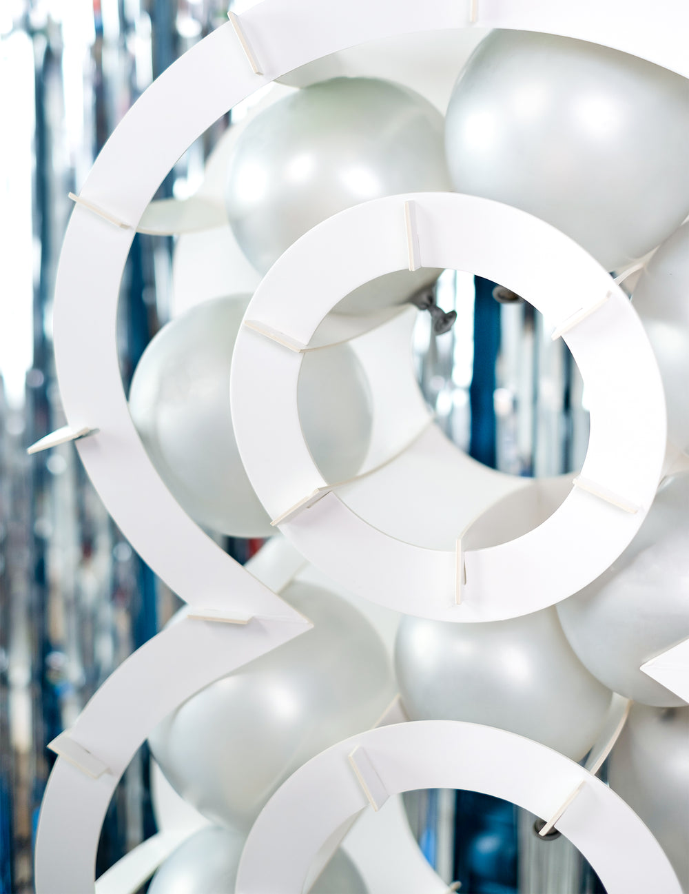 Détail du système de maintien des ballons de la structure chiffre pour décoration de fête blanc en carton à garnir