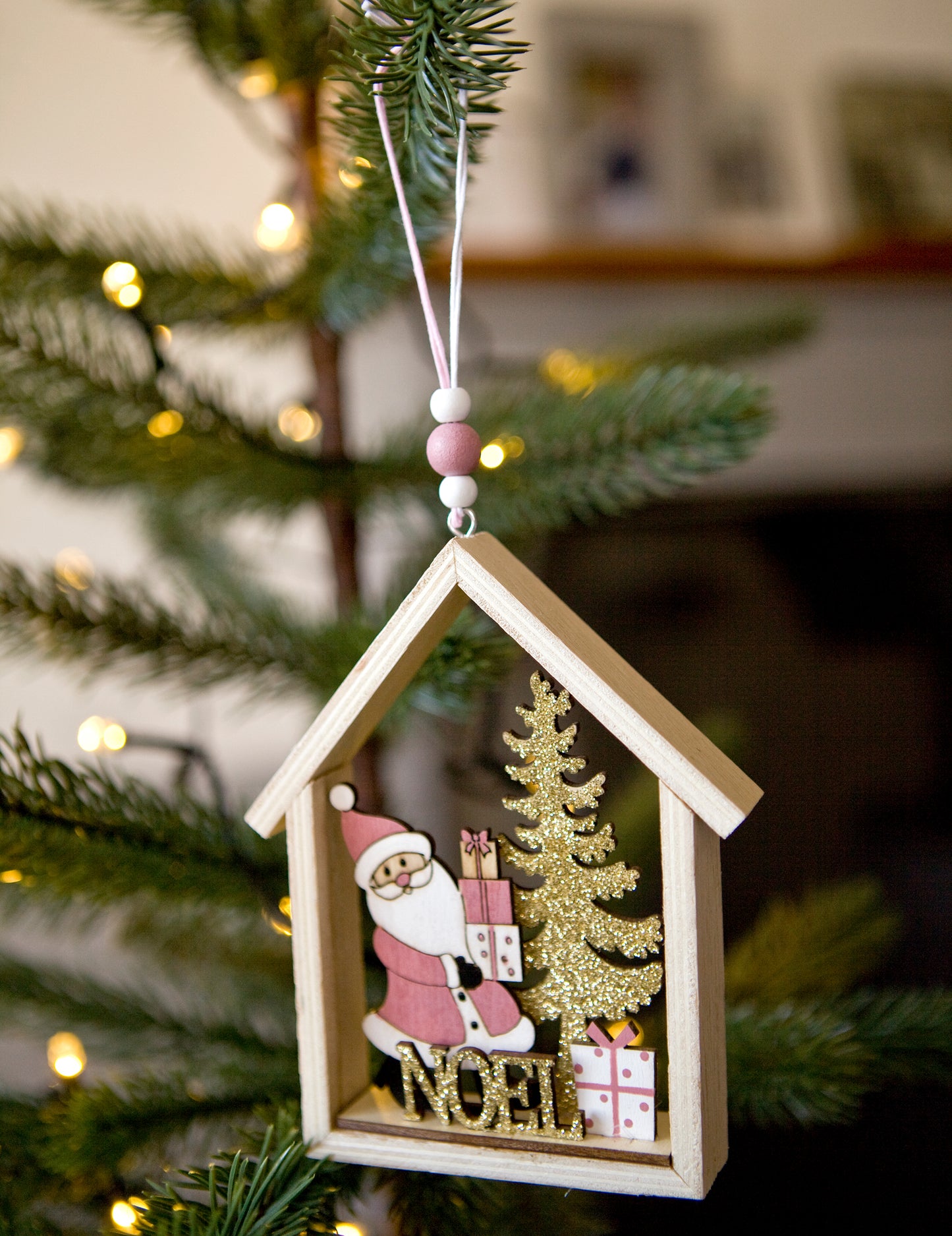 Leseni viseči okrasek v obliki roza hišice Božička 13 x 11 cm bleščeč