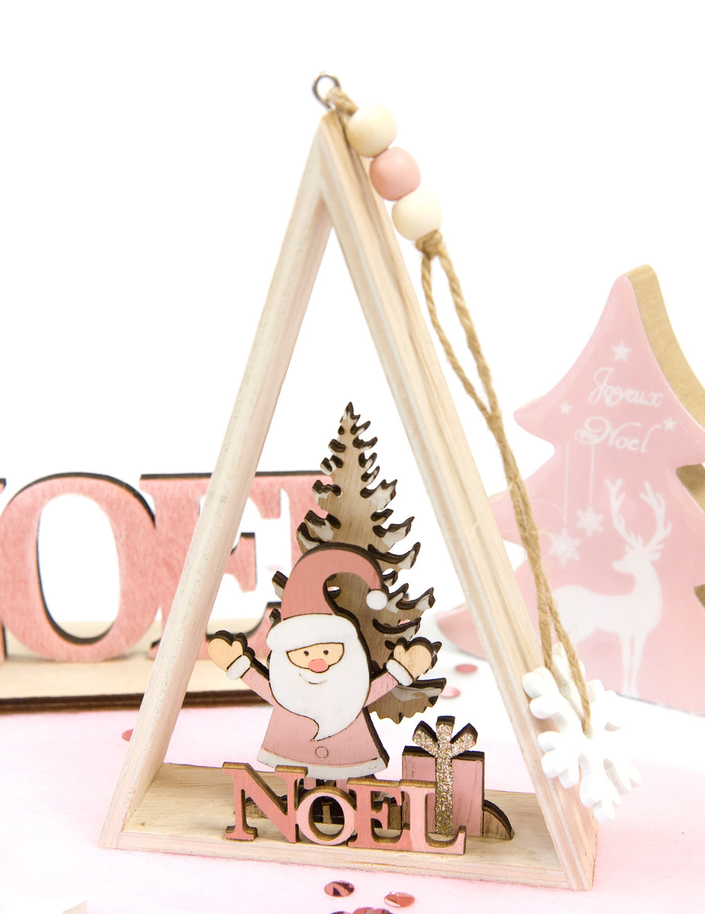 Gros plan sur les figurines de la suspension en bois Père Noël rose triangle décoratif