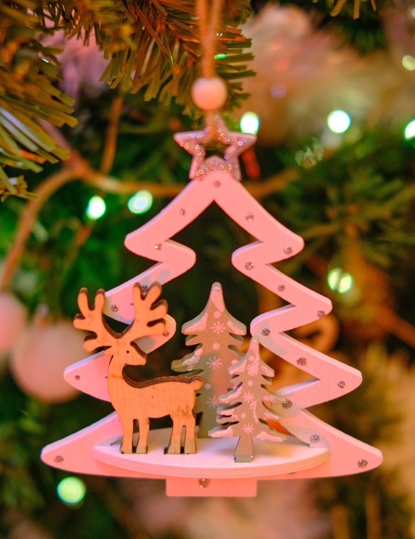 Viseča dekoracija in pokrajina iz jelkinega lesa 11 cm Naključna barva z jeleni