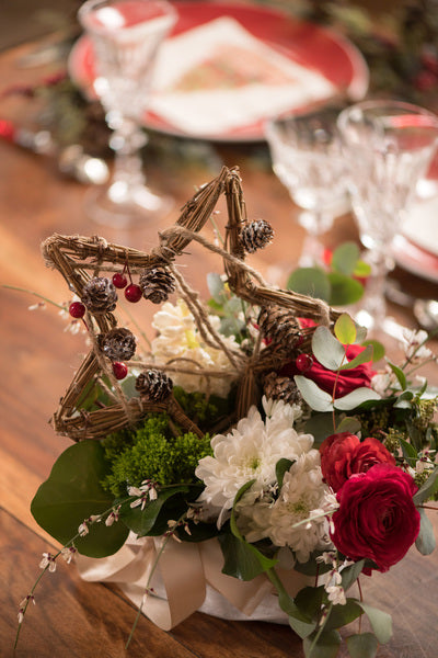 Viseča svetilka z zvezdo iz naravnega lesa 20 x 32 cm z jagodami in storži