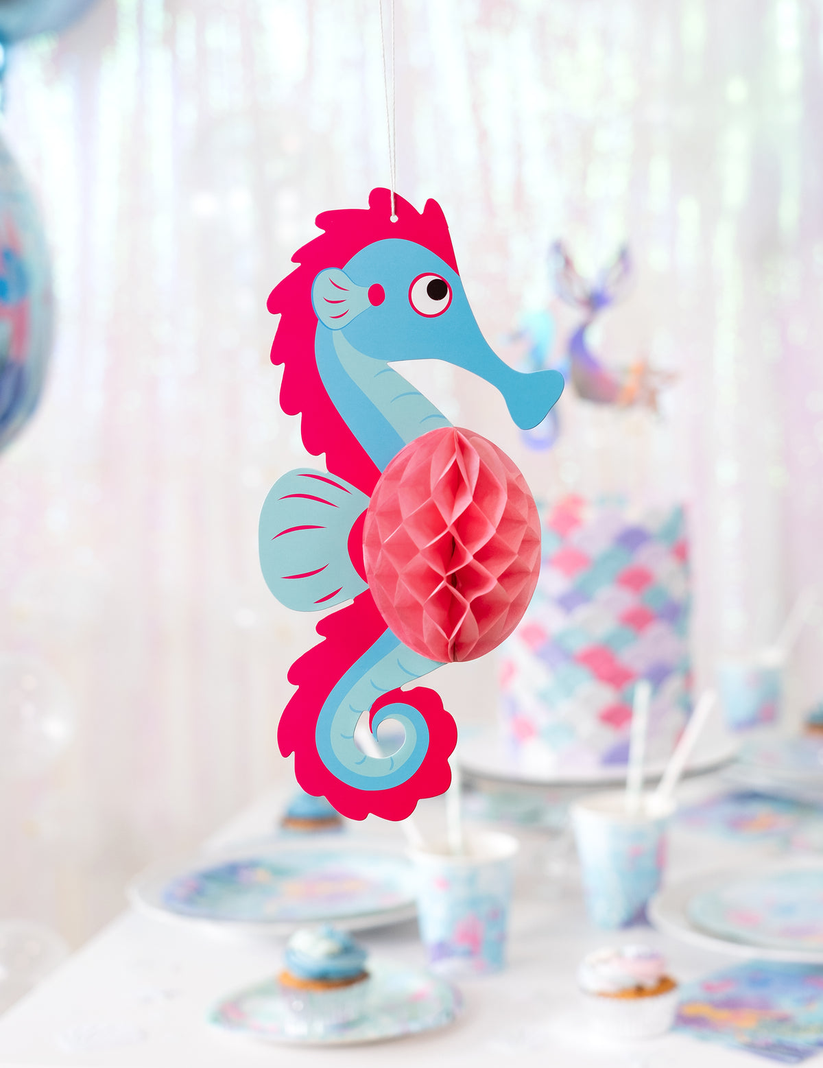 Mise en scène de la suspension alvéolée hippocampe pour décoration anniversaire sirène