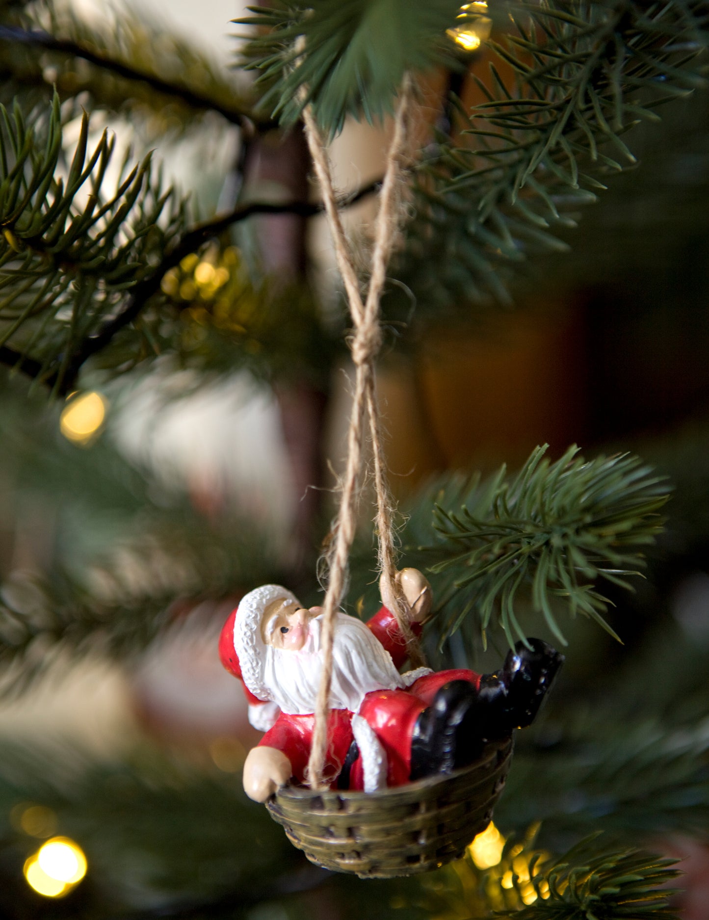 Božiček visi v svoji košari iz smole, 6 x 4 x 4 cm za jelko