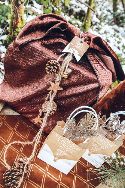 Viseča svetilka iz borovega storža in zlate bleščeče zvezde 50 cm