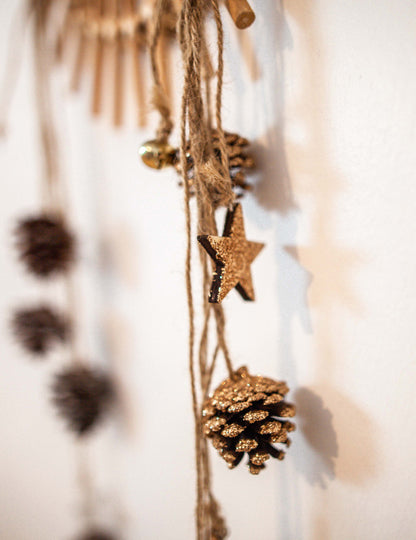 Viseča svetilka iz bakrenega bleščečega borovega storža 50 cm in lesene zvezde