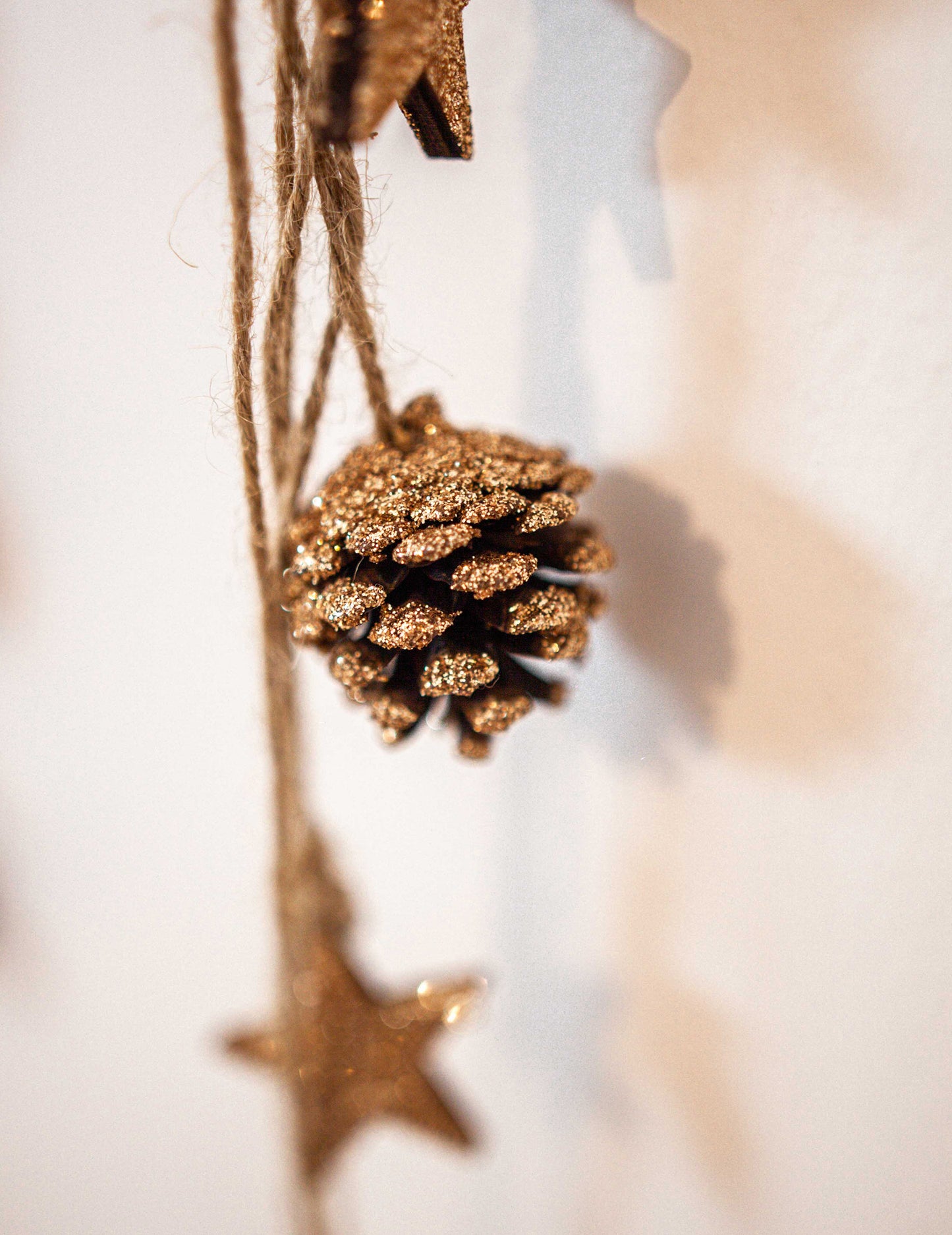 Viseča svetilka iz bakrenega bleščečega borovega storža 50 cm in lesene zvezde