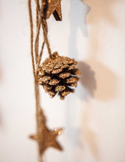 Viseča svetilka iz bakrenega bleščečega borovega storža 50 cm in lesene zvezde