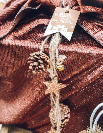 Viseča svetilka iz bakrenega bleščečega borovega storža 50 cm in lesene zvezde