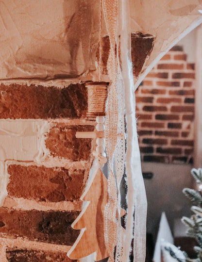 Viseča dekoracija iz lesa, jelke, jute in čipke, 90 cm, slog brunarice