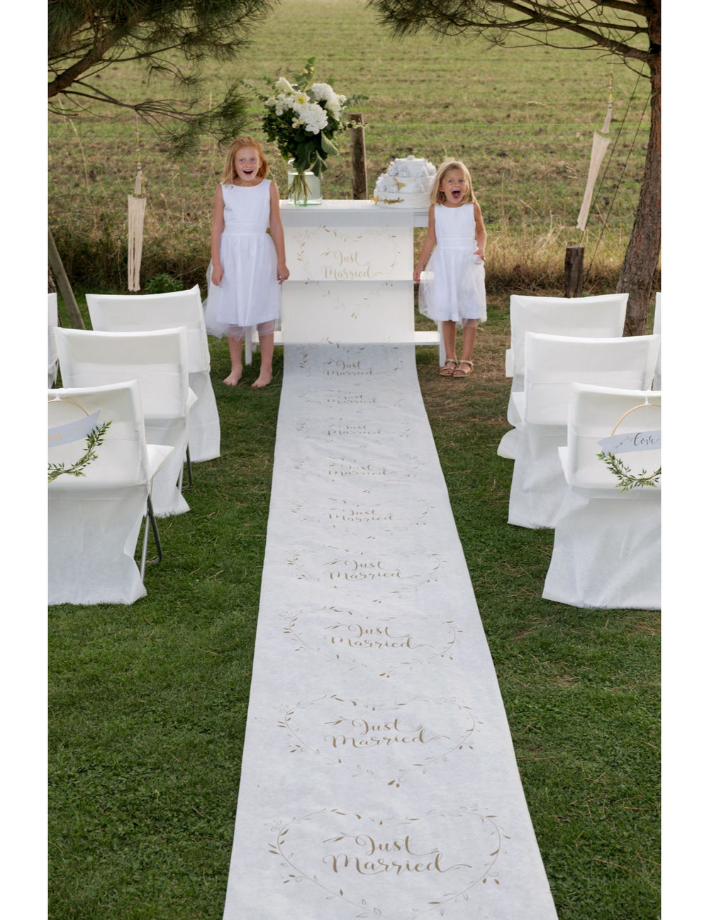 Mise en situation du tapis de cérémonie Just Married pour mariage blanc et or