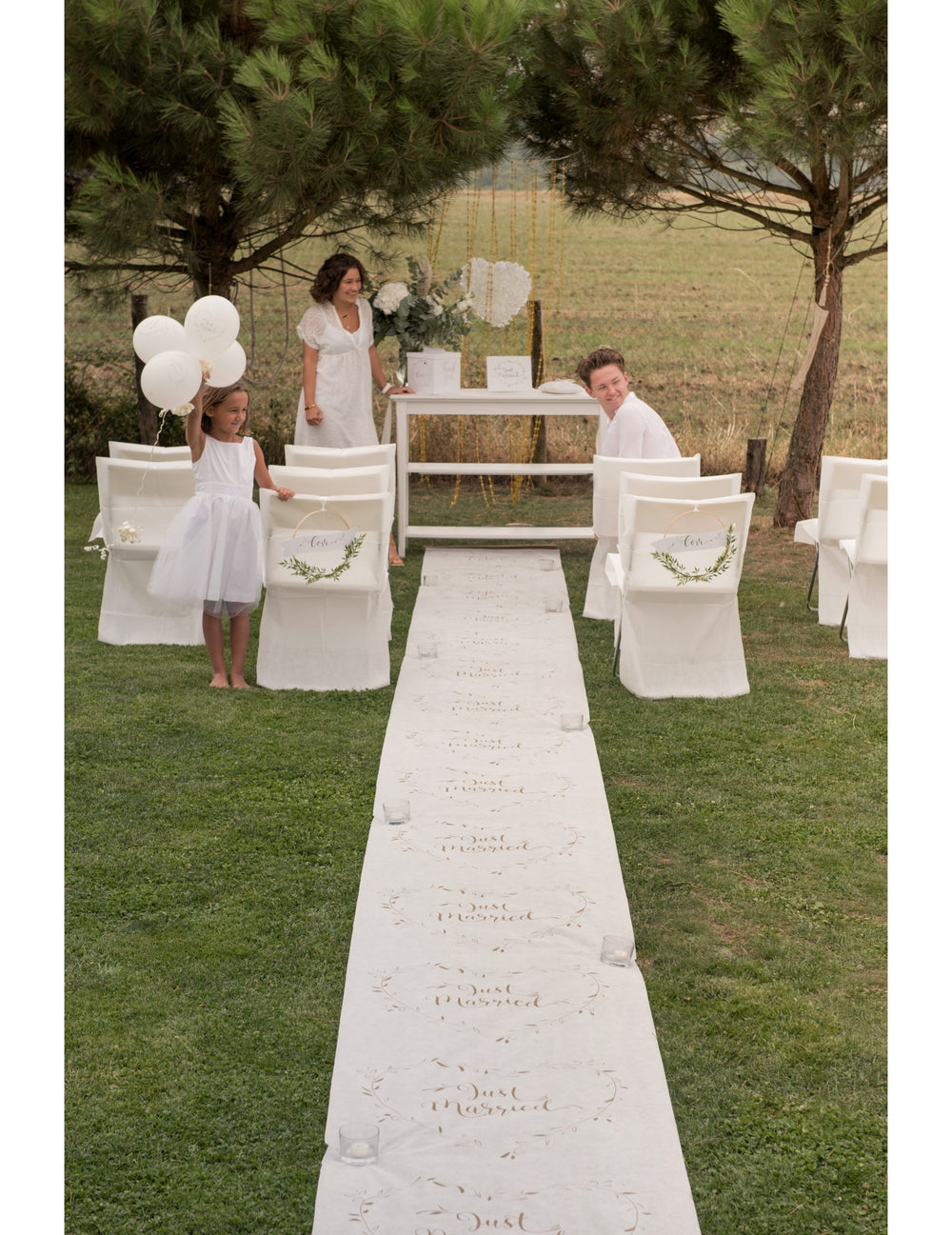 Perspective de l'allée de cérémonie du tapis de cérémonie Just Married pour mariage blanc et or