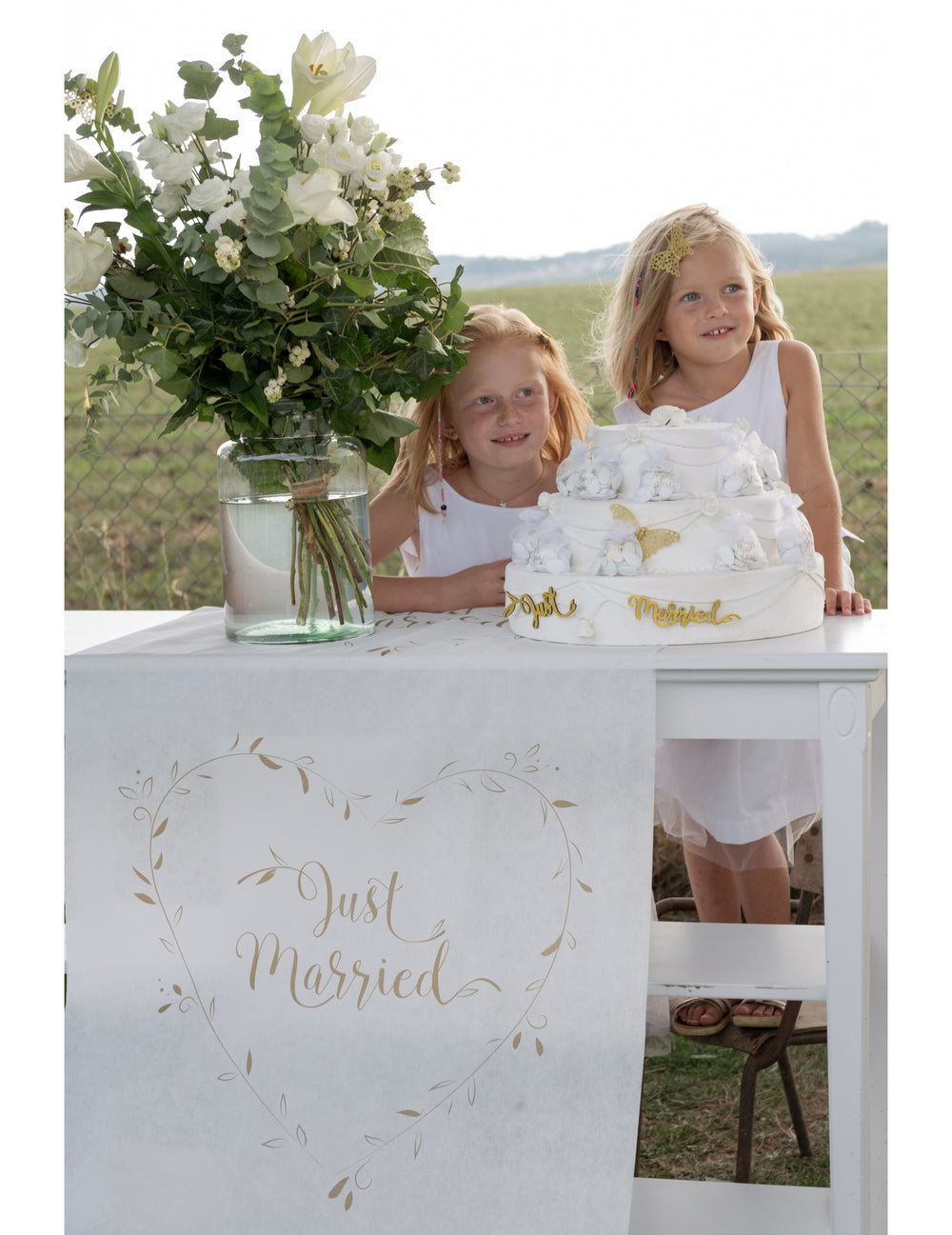 Détail du motif cœur doré du tapis de cérémonie Just Married pour mariage blanc et or