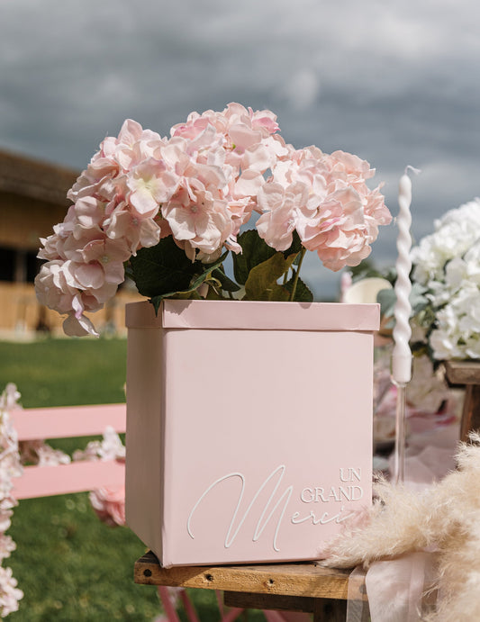 Mise en situation décorative de la tête d'hortensia artificielle rose en tissu