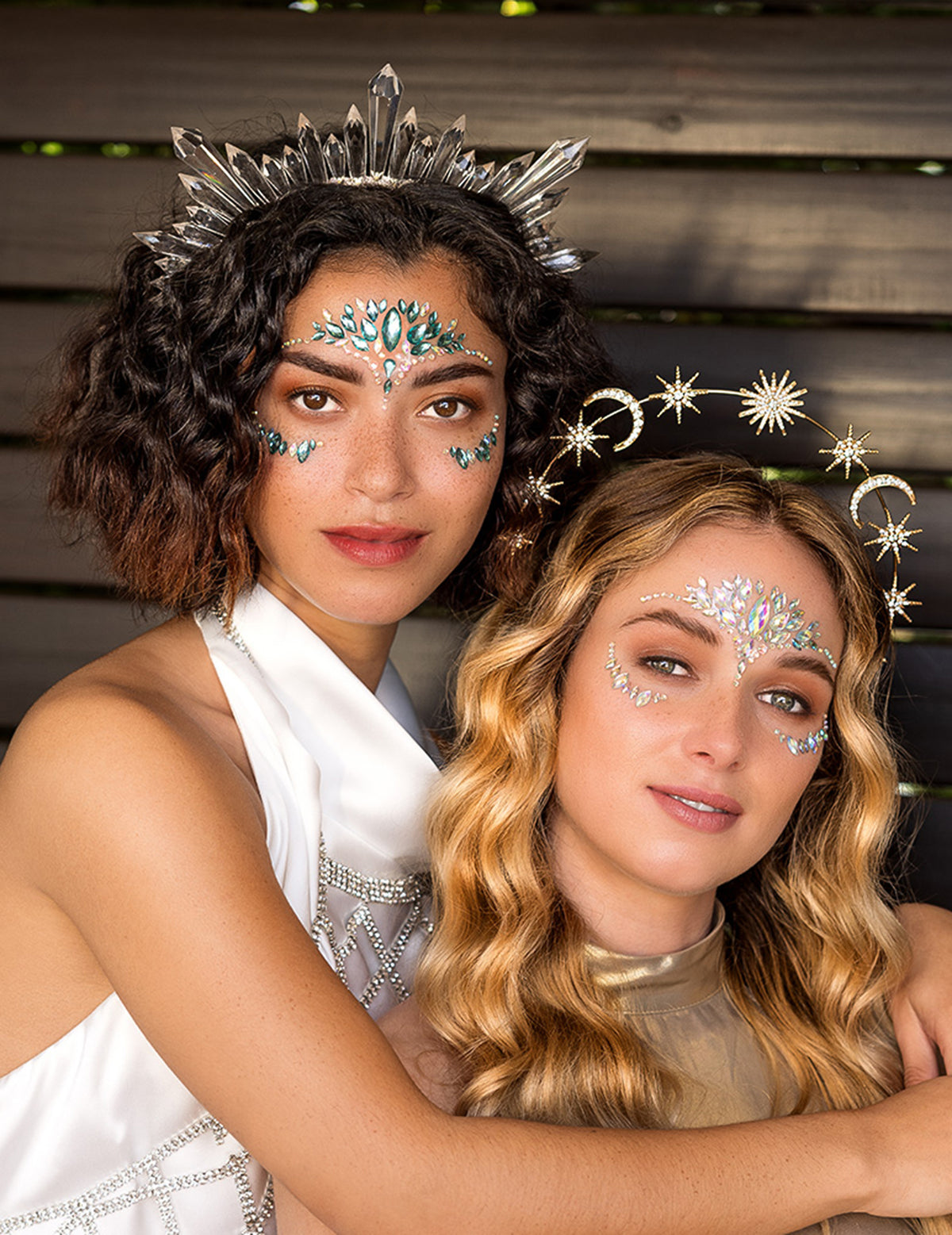Mise en situation festive de la tiare ornée de cristaux pour femme