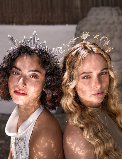 Tiara, okrašena s prozornimi kristali