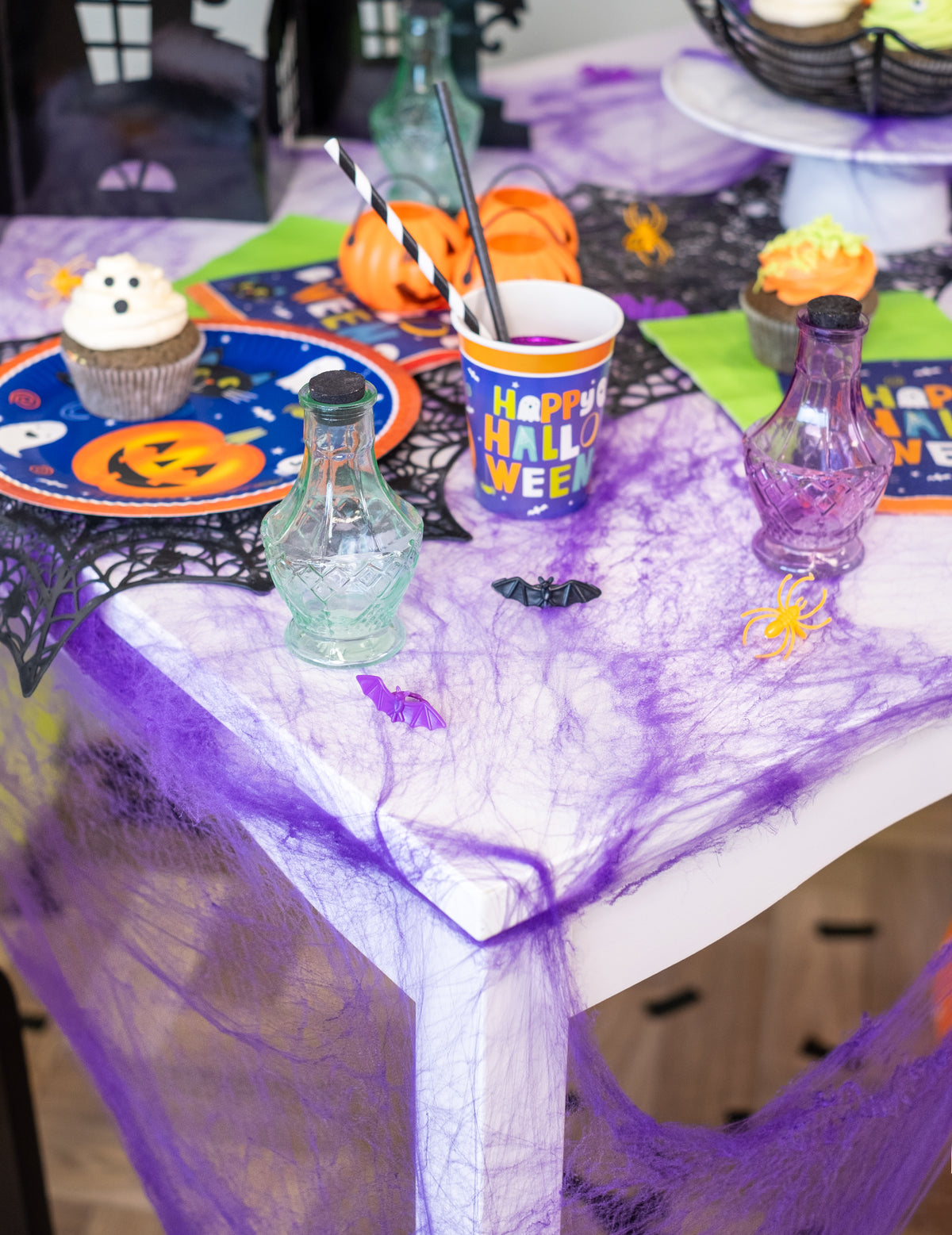 Mise en situation sur une table de la toile d'araignée Halloween pour décoration