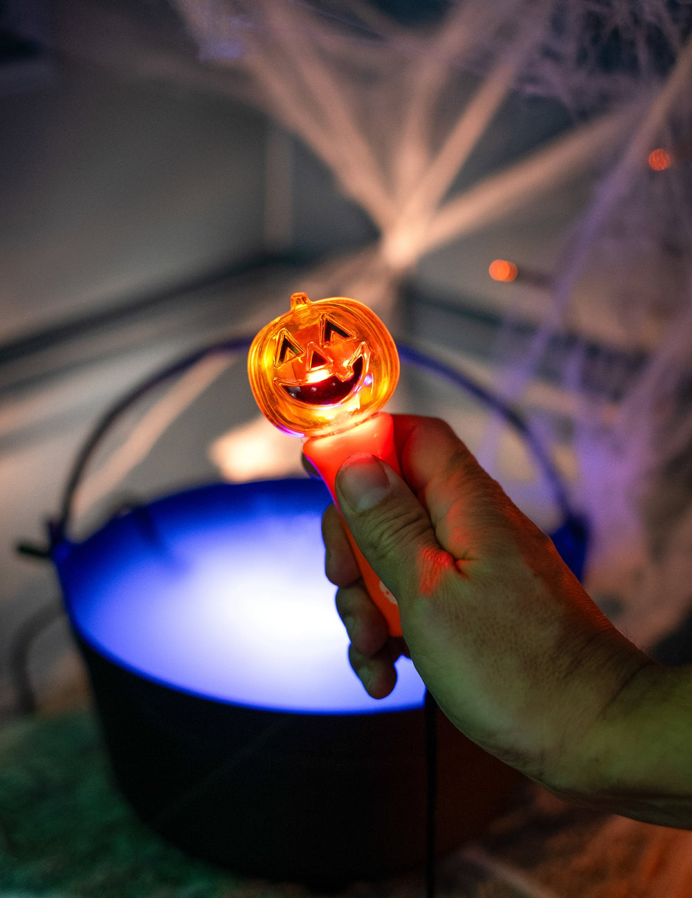 Mise en situation de l'effet lumineux de la torche spinner lumineux citrouille