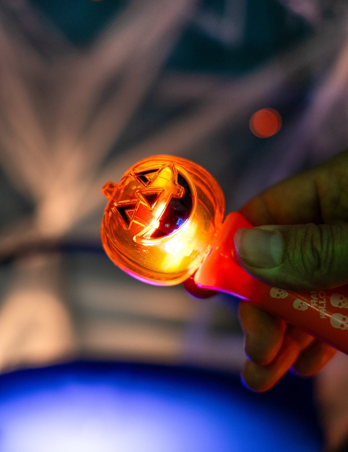 Gros plan sur la citrouille lumineuse de la torche spinner lumineux citrouille
