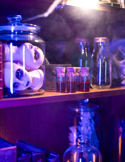 Mise en situation avec liquide rouge du tube éprouvette en verre transparent avec bouchon en liège