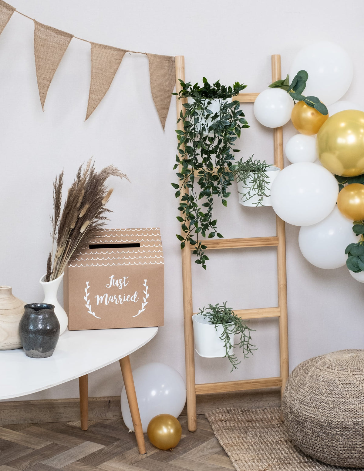 Mise en situation festive de l'urne en carton kraft Just Married forme maison
