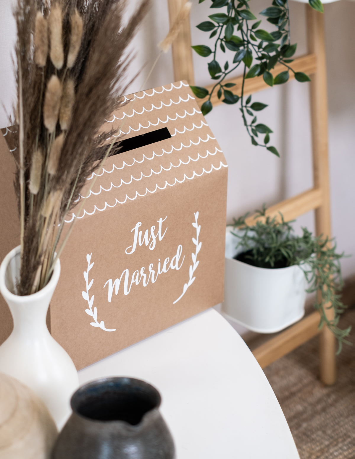 Vue de trois-quarts de l'urne en carton kraft Just Married forme maison