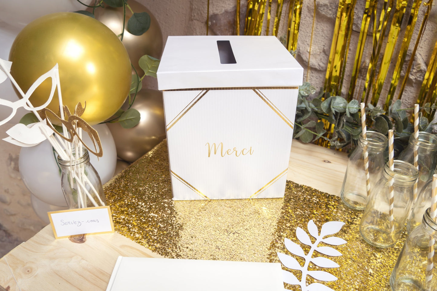 Urne v beli in zlati črni škatli 21 x 25 cm