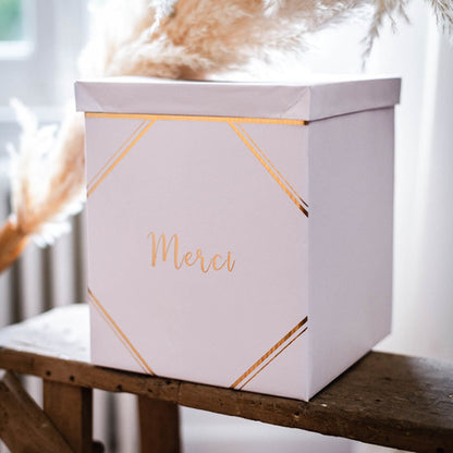 Urne v beli in zlati črni škatli 21 x 25 cm