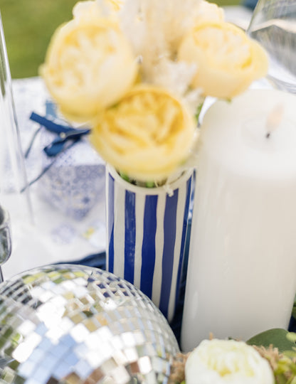 Gros plan du vase en céramique pour décoration de fête bleu roi et blanc à rayures