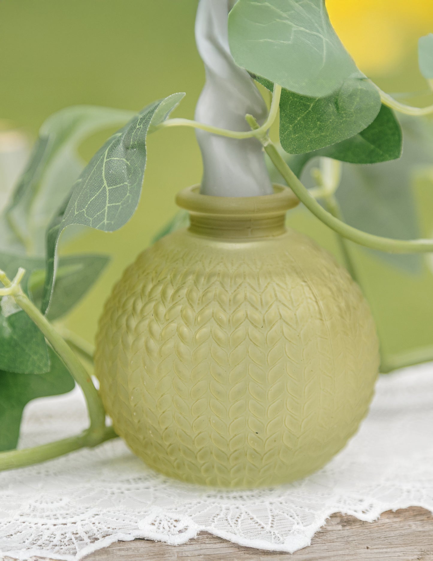 Vaza iz brušenega stekla pistacijeve barve v boemskem slogu