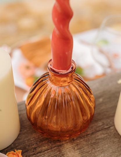 Gros plan sur le relief strié du vase en verre bohème