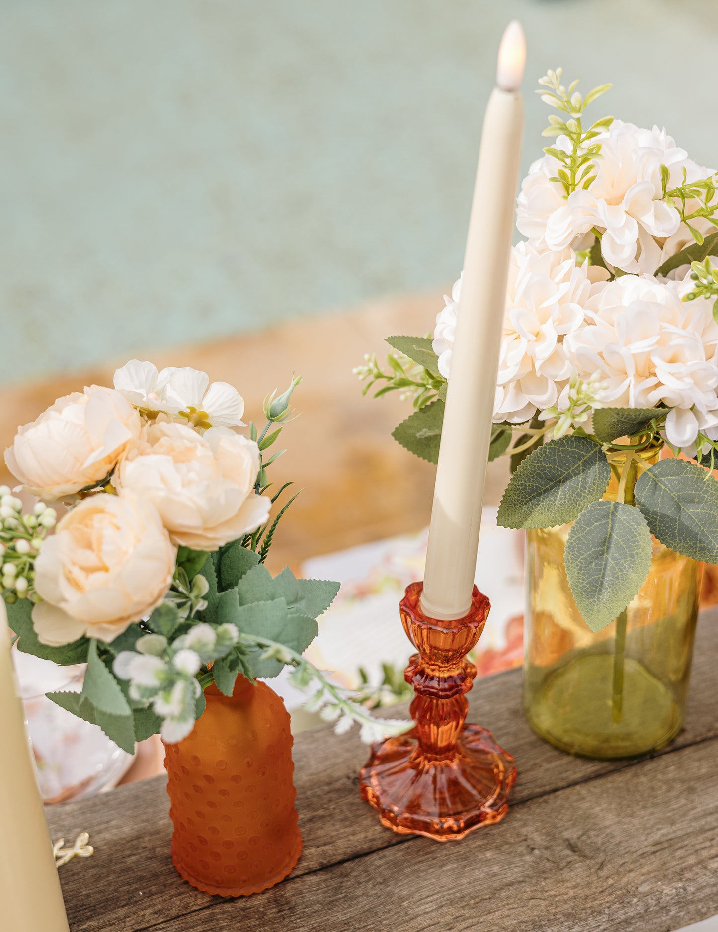 Oranžna teksturirana steklena vaza z dvignjenimi pikami