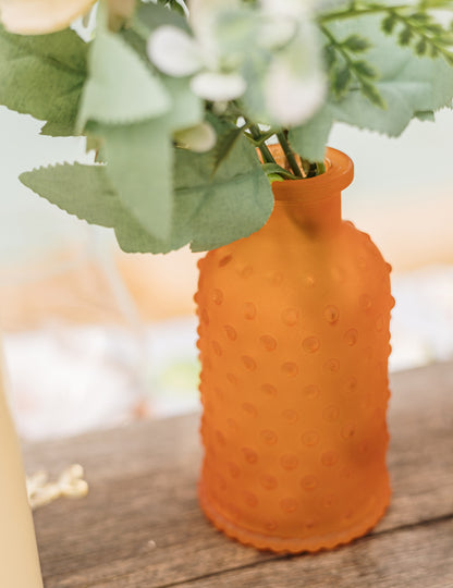 Oranžna teksturirana steklena vaza z dvignjenimi pikami