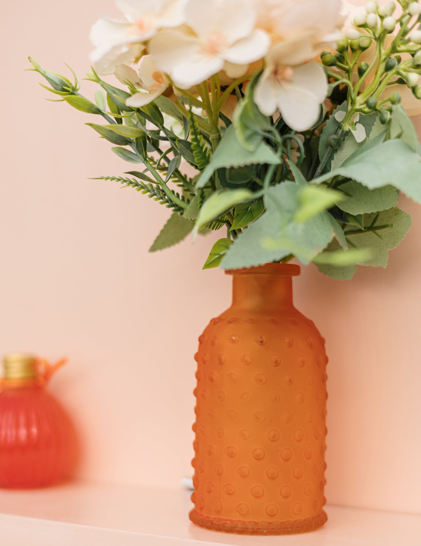 Oranžna teksturirana steklena vaza z dvignjenimi pikami