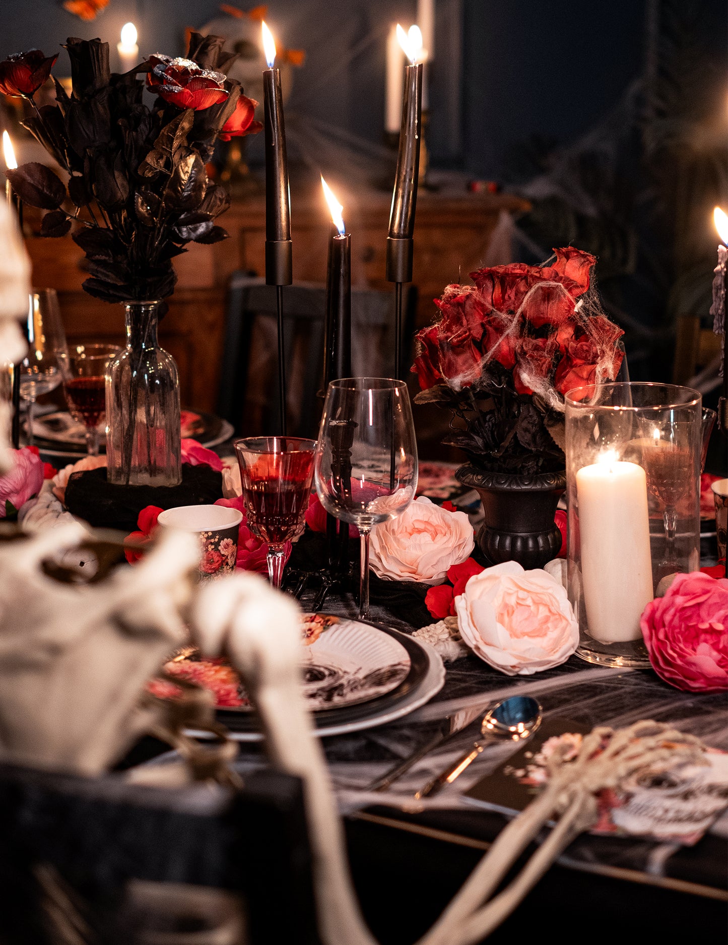 Mise en situation avec squelette du vase gothique avec roses et toiles d'araignée