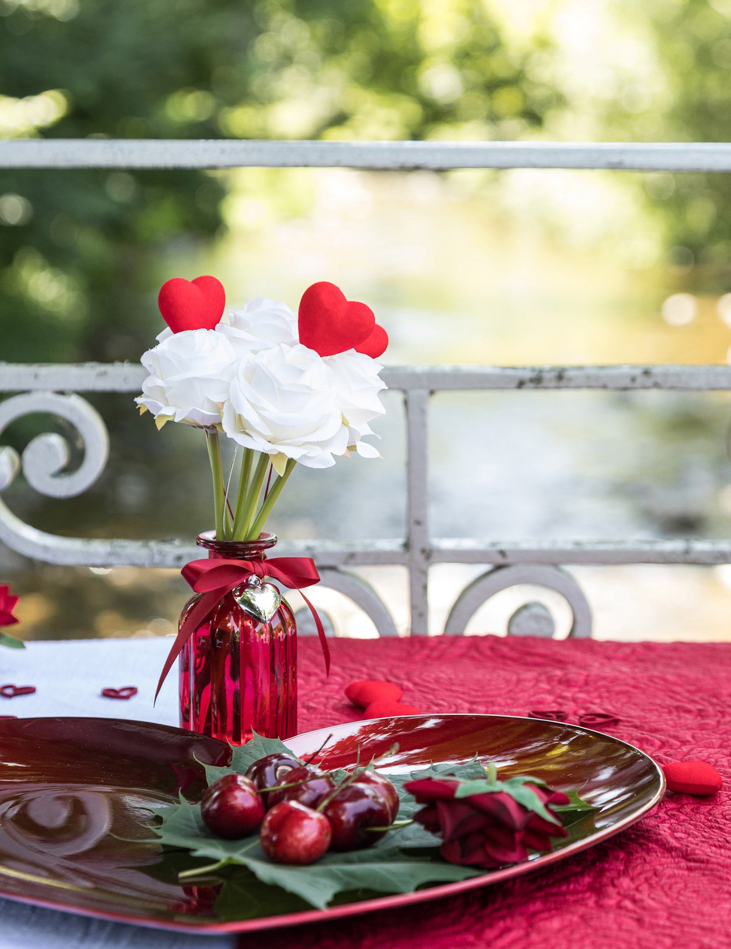 Rdeča steklena vaza za dekoracijo s trakom in srcem 10,5 cm 