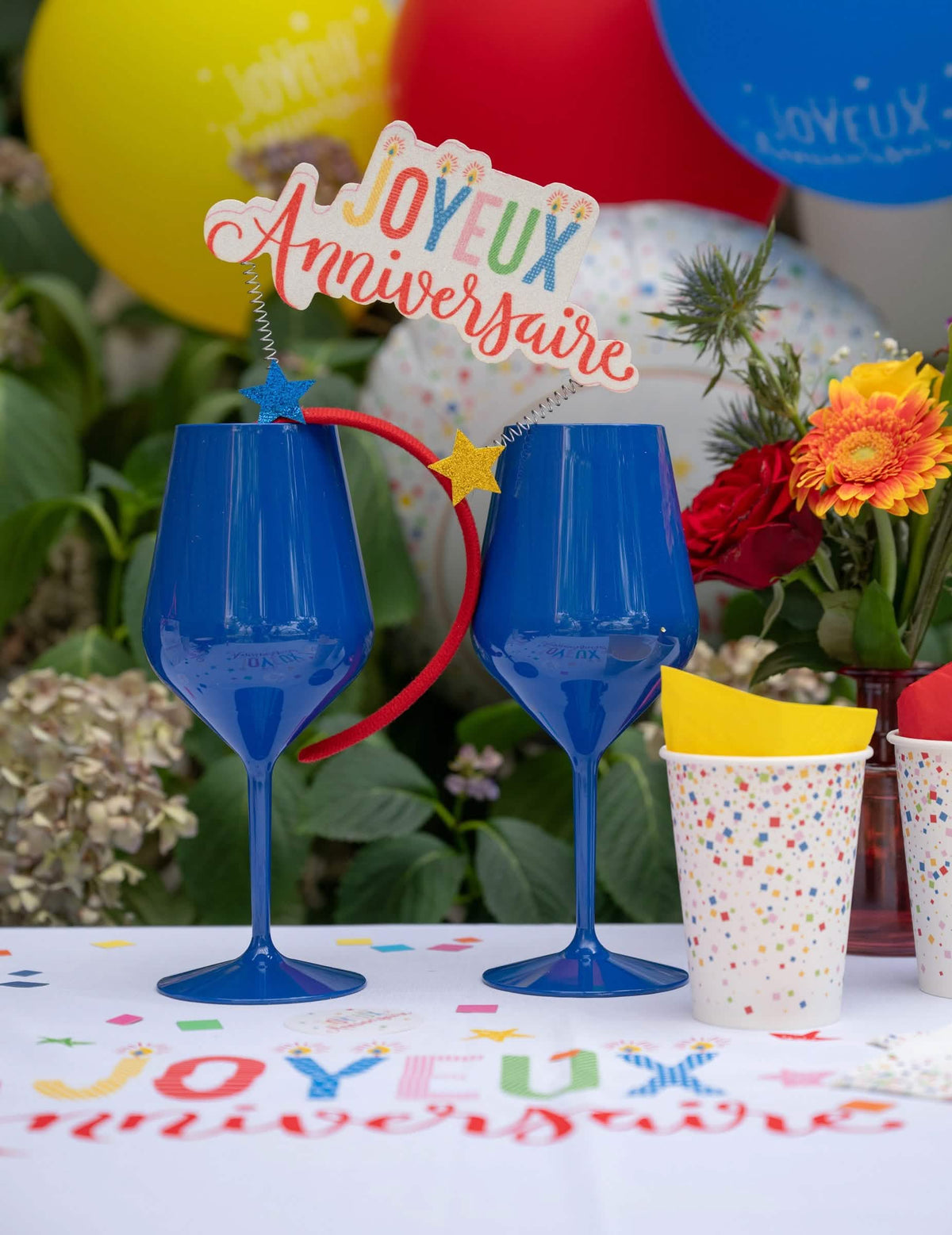 Temno moder vinski kozarec na peclju 47 cl