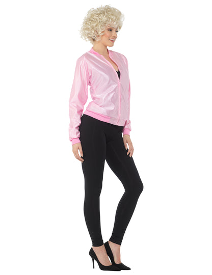 Ženska iz roza jakne iz petdesetih let prejšnjega stoletja